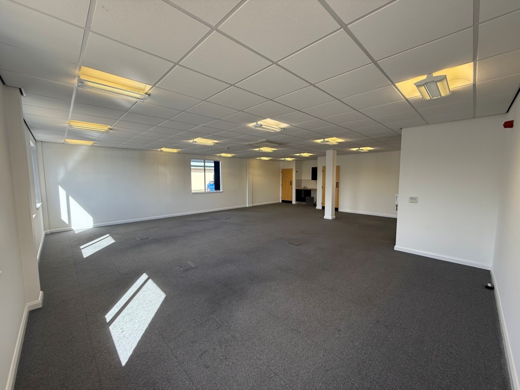 Lot: 51 - LEASEHOLD COMMERCIAL BUILDING WITH FOUR OFFICE SUITES - Alternative view of office one with kitchenette